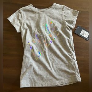 NWT NIKE GIRLS TSHIRT SZ 6 gray logo